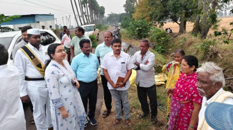 బాపట్ల జేసీ పొలం బాట