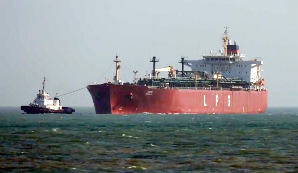 17 Ships In Que