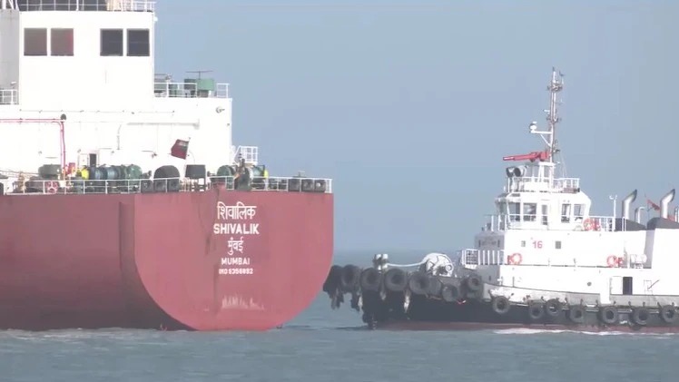 17 Ships In Que