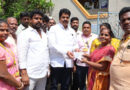 పించన్ పంపిణీ చేస్తున్న ఎమ్మెల్యే..