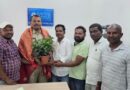 సీఐ మహేందర్‌ను సన్మానించిన బీఆర్ఎస్ యూత్ నాయకులు