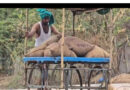 చెప్పులు లేకుండా తోపుడు బండితో రైతు వినూత్న నిరసన