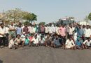 ధాన్యం కొనుగోళ్లలో జాప్యంపై రైతుల రాస్తారోకో