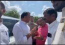 ఆకస్మికంగా కలుసుకున్న రాజకీయ ప్రత్యర్థులు
