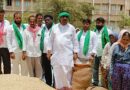 పోలీసుల ద్వారా ఇసుక లారీ లాపి ధాన్యం తరలించండి