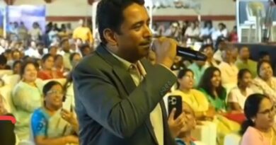 గీతామాధురితో కలిసి పాట పాడిన కలెక్టర్ లక్ష్మీశ.. గీతామాధురితో కలిసి పాట పాడిన కలెక్టర్ లక్ష్మీశ..