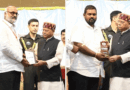 సేవలకు గుర్తింపు..అవార్డులు ఇచ్చిన గవర్నర్.