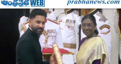 పద్మశ్రీ అందుకున్న రోహిత్ శర్మ
