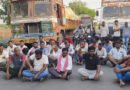 ఓపెన్‌కాస్ట్‌ ఎదుట కార్మికుల నిరసన.. బకాయిల కోసం రోడ్డుపై బైఠాయింపు
