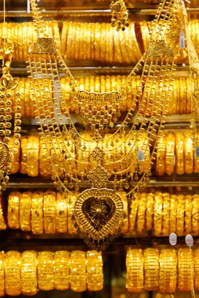 gold-price-falls-5k-india-international-market-impact