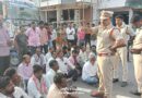 యూరియా కోసం రోడ్డెక్కిన రైతన్న..