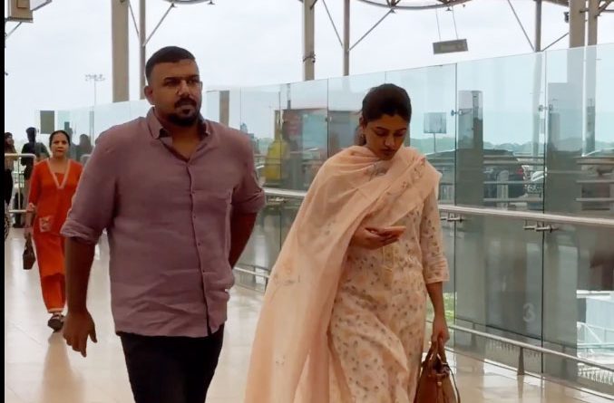tarun bhaskar| ఎయిర్‌పోర్టులో వారిద్ద‌రూ.. పెళ్లి ప్రచారం