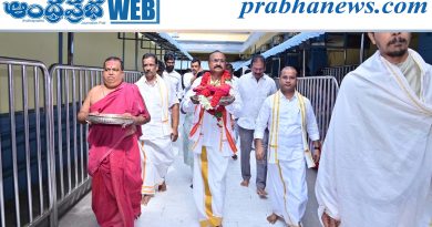 అమ్మవారికి ఆషాఢ సారె సమర్పించిన దేవాదాయ శాఖ కమిషనర్..